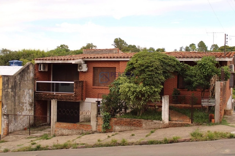 Casa de 04 dormitórios no centro.: 2ª foto da galeria de imagens do imóvel