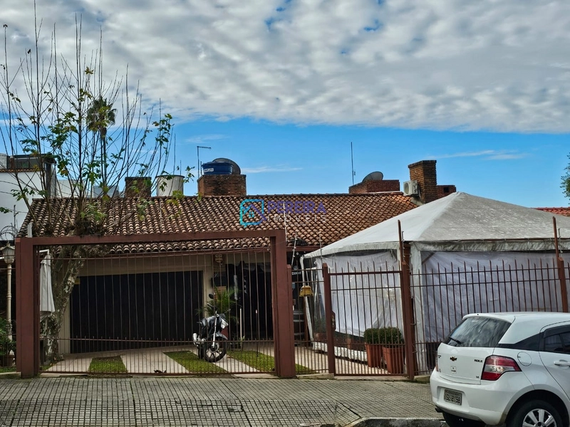 Casa de 04 dormitórios no centro: 1ª foto da galeria de imagens do imóvel