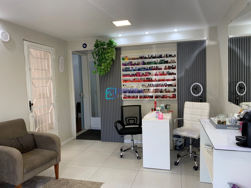Casa de 03 dormitórios com sala comercial.: 13ª foto da galeria de imagens do imóvel