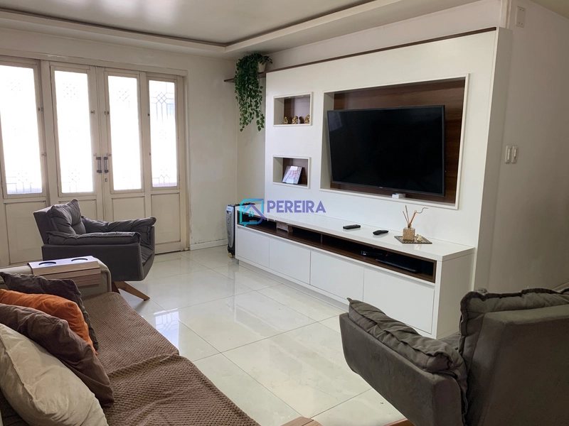 Casa de 03 dormitórios com sala comercial.: 36ª foto da galeria de imagens do imóvel