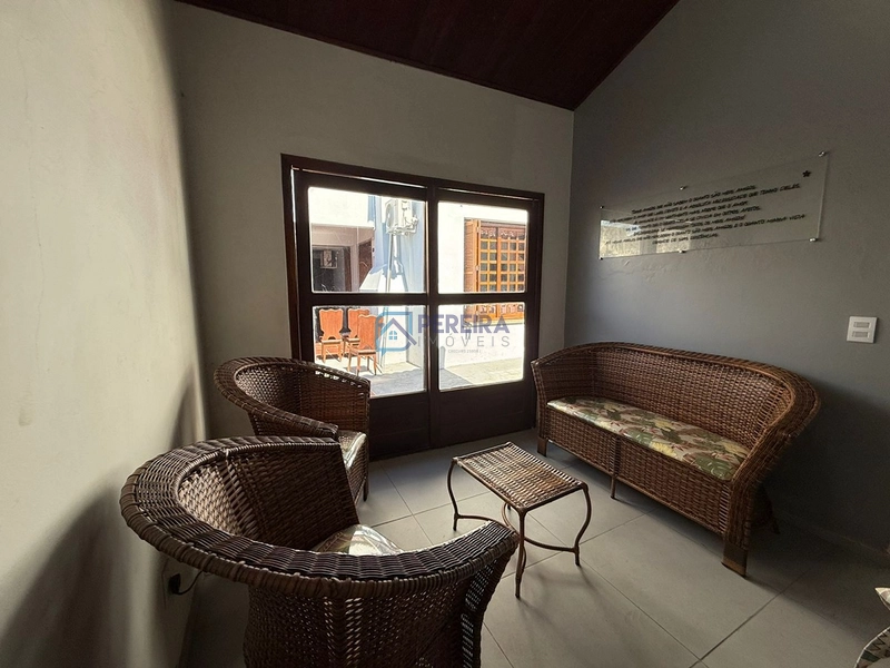 Casa 03 dormitórios com piscina: 38ª foto da galeria de imagens do imóvel