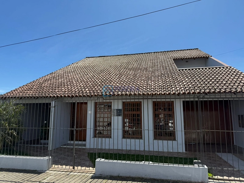 Casa 03 dormitórios com piscina: 1ª foto da galeria de imagens do imóvel
