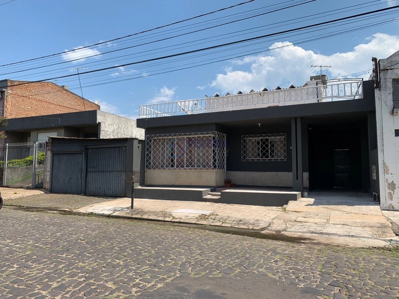 Casa de 03 dormitórios no centro.: 2ª foto da galeria de imagens do imóvel