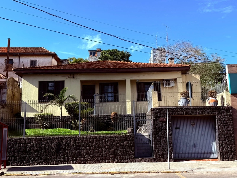 Casa de 03 dormitórios no Centro.: 1ª foto da galeria de imagens do imóvel
