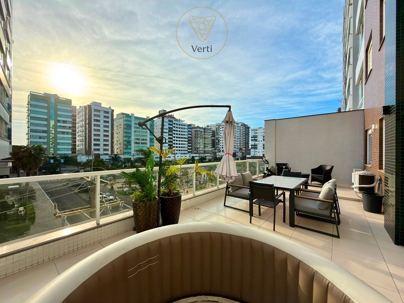 APARTAMENTO COM TERRAÇO EM FRENTE À PRAÇA: 1ª foto da galeria de imagens do imóvel