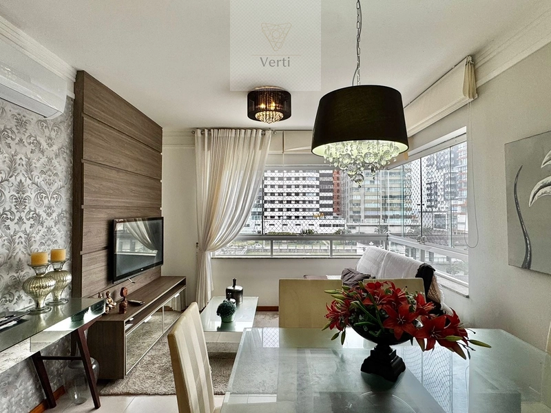 Apartamento mobiliado e decorado com sacada de frente: 2ª foto da galeria de imagens do imóvel