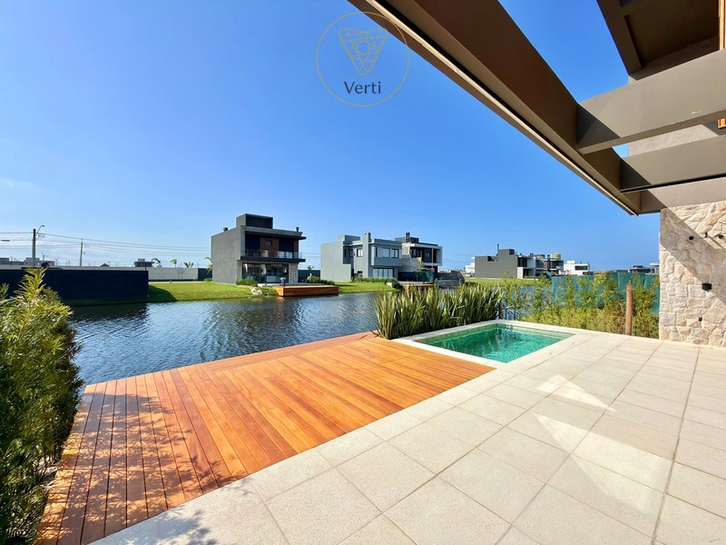 CASA CONTEMPORÂNEA BEIRA-LAGO NO CONDOMÍNIO ZEN EM XANGRI-LÁ: 6ª foto da galeria de imagens do imóvel
