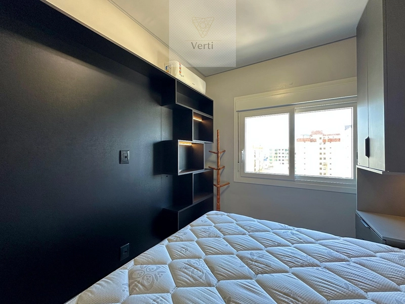 Um dormitório mobiliado e decorado! Prédio com roofotp: 7ª foto da galeria de imagens do imóvel
