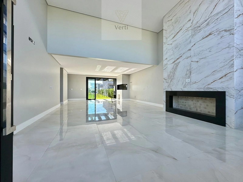 CASA COM 3 SUÍTES, CASCATA NA FACHADA E INFRAESTRUTURA COMPLETA: 2ª foto da galeria de imagens do imóvel