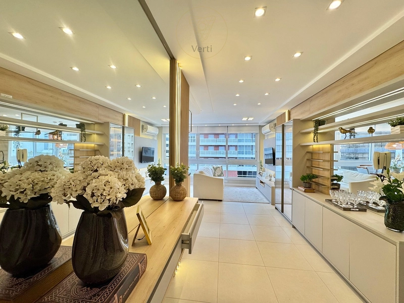 APARTAMENTO MOBILIADO E DECORADO COM 03 DORMITÓRIOS NA ZONA NOVA EM CAPÃO DA CANOA: 2ª foto da galeria de imagens do imóvel