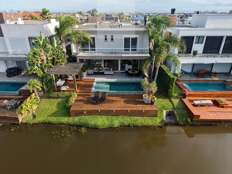 SOBRADO BEIRA LAGO NO CONDOMÍNIO MALIBU BEACH COM 5 SUÍTES E PISCINA AQUECIDA: 10ª foto da galeria de imagens do imóvel