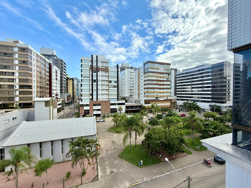 APARTAMENTO À VENDA NO BAIRRO NAVEGANTES, DE FRENTE PARA PRAÇA: 3ª foto da galeria de imagens do imóvel