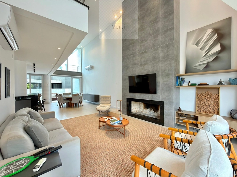 SOBRADO EXCLUSIVO E MOBILIADO NO CONDOMÍNIO BLUE EM XANGRI LÁ: 2ª foto da galeria de imagens do imóvel