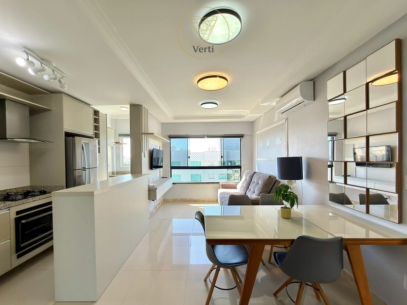 APARTAMENTO MOBILIADO E DECORADO DE FRENTE PARA A PRAÇA: 3ª foto da galeria de imagens do imóvel