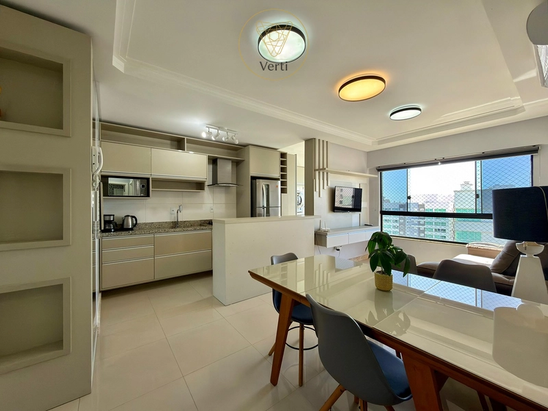 APARTAMENTO MOBILIADO E DECORADO DE FRENTE PARA A PRAÇA: 4ª foto da galeria de imagens do imóvel