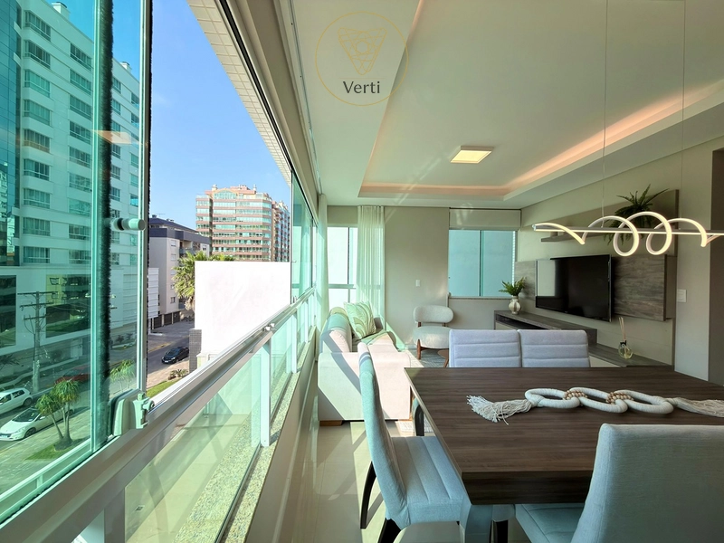 APARTAMENTO MOBILIADO COM SACADA DE FRENTE PARA A PRAÇA EM CAPÃO DA CANOA: 6ª foto da galeria de imagens do imóvel