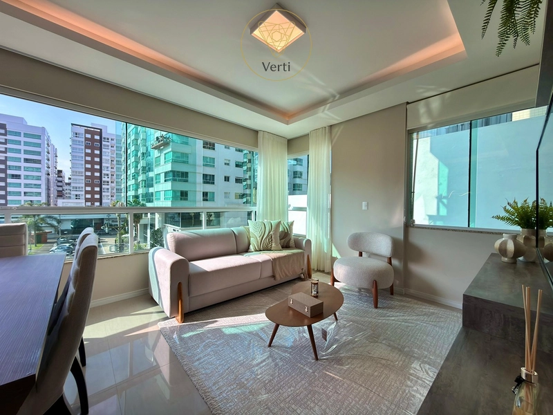 APARTAMENTO MOBILIADO COM SACADA DE FRENTE PARA A PRAÇA EM CAPÃO DA CANOA: 5ª foto da galeria de imagens do imóvel