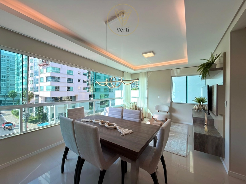 APARTAMENTO MOBILIADO COM SACADA DE FRENTE PARA A PRAÇA EM CAPÃO DA CANOA: 3ª foto da galeria de imagens do imóvel