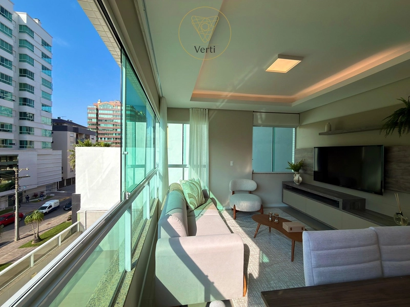 APARTAMENTO MOBILIADO COM SACADA DE FRENTE PARA A PRAÇA EM CAPÃO DA CANOA: 7ª foto da galeria de imagens do imóvel