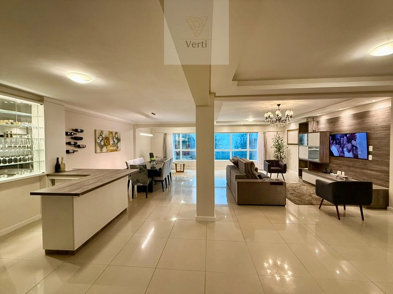 VIVA A EXPERIÊNCIA DE MORAR A UMA QUADRA DO MAR!: 2ª foto da galeria de imagens do imóvel