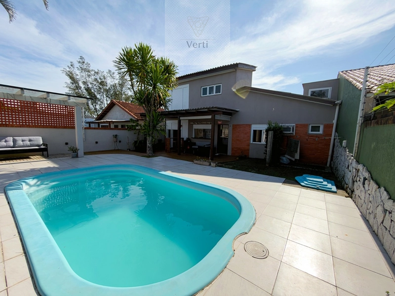 Casa com piscina em Atlântida : 3ª foto da galeria de imagens do imóvel