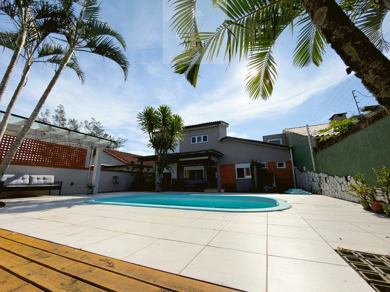 Casa com piscina em Atlântida : 10ª foto da galeria de imagens do imóvel