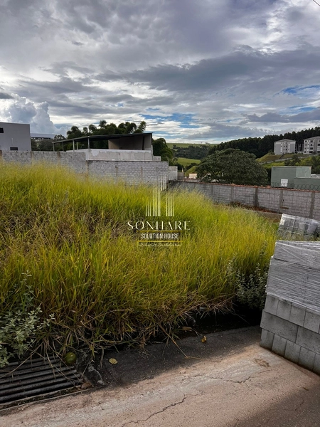 Lote à venda no bairro Flamboyant com topografia diferenciada: 3ª foto da galeria de imagens do imóvel
