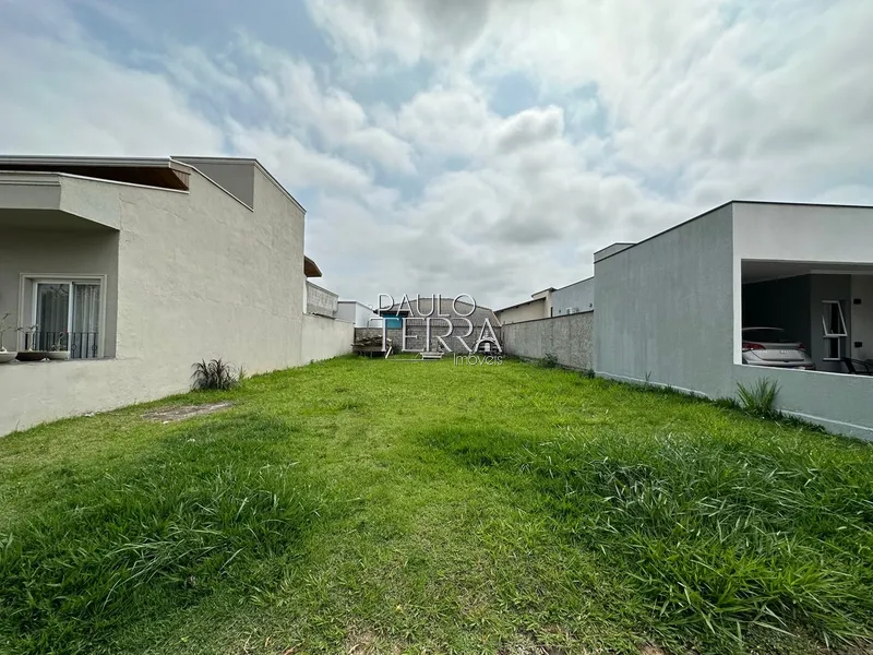 Terreno plano em condomínio fechado. Condominio Pinheiros de Tremembe: 1ª foto da galeria de imagens do imóvel