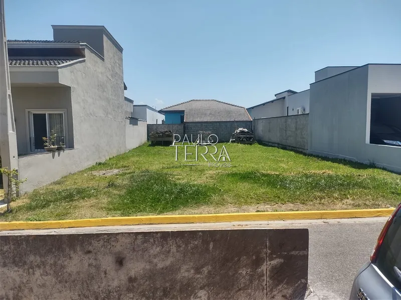 Terreno plano em condomínio fechado. Condominio Pinheiros de Tremembe: 2ª foto da galeria de imagens do imóvel