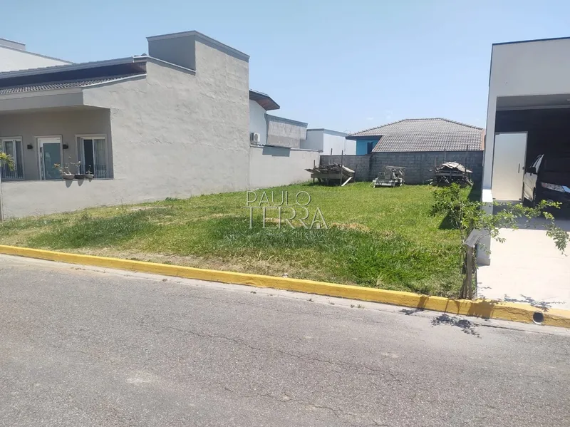 Terreno plano em condomínio fechado. Condominio Pinheiros de Tremembe: 4ª foto da galeria de imagens do imóvel