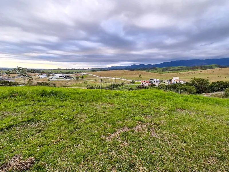 Terreno à Venda no Condomínio Village da Serra Tremembé | 1.028 m² em Aclive com Vista para a Serra da Mantiqueira e Pôr do Sol: 5ª foto da galeria de imagens do imóvel