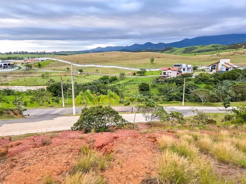 Terreno à Venda no Condomínio Village da Serra Tremembé | 1.028 m² em Aclive com Vista para a Serra da Mantiqueira e Pôr do Sol: 4ª foto da galeria de imagens do imóvel