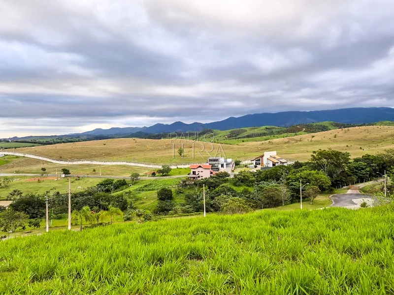 Terreno à Venda no Condomínio Village da Serra Tremembé | 1.028 m² em Aclive com Vista para a Serra da Mantiqueira e Pôr do Sol: 6ª foto da galeria de imagens do imóvel