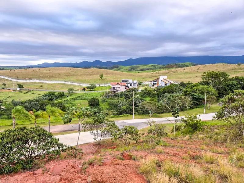 Terreno à Venda no Condomínio Village da Serra Tremembé | 1.028 m² em Aclive com Vista para a Serra da Mantiqueira e Pôr do Sol: 1ª foto da galeria de imagens do imóvel