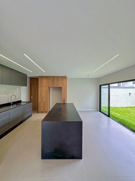 Casa térrea nova e moderna com 3 suítes, cozinha planejada e quintal: 11ª foto da galeria de imagens do imóvel