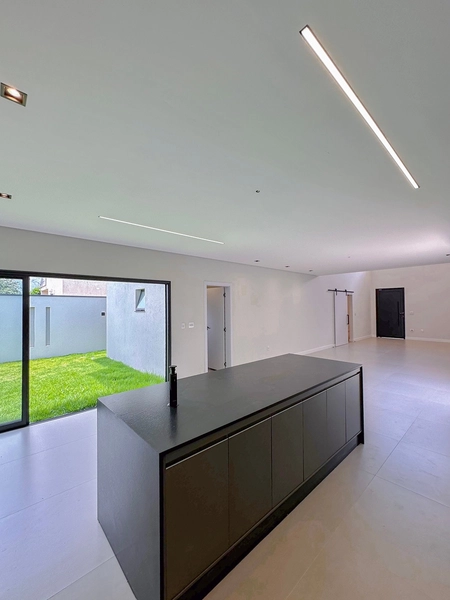 Casa térrea nova e moderna com 3 suítes, cozinha planejada e quintal: 24ª foto da galeria de imagens do imóvel