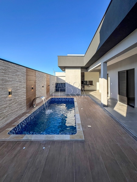 Casa térrea com piscina no Condomínio Pérola do Vale | Energia fotovoltaica, área gourmet e 3 quartos: 2ª foto da galeria de imagens do imóvel