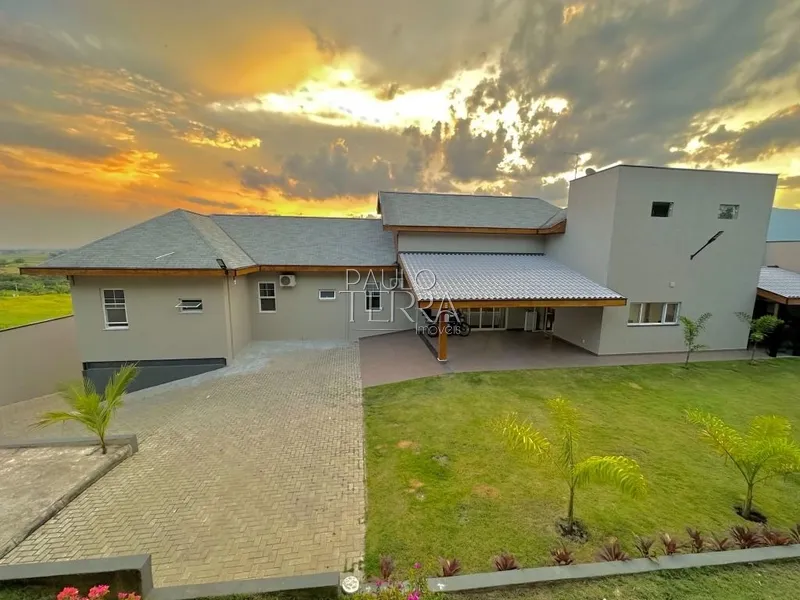 Casa térrea planejada e amplo quintal no Condomínio Village da Serra: 1ª foto da galeria de imagens do imóvel