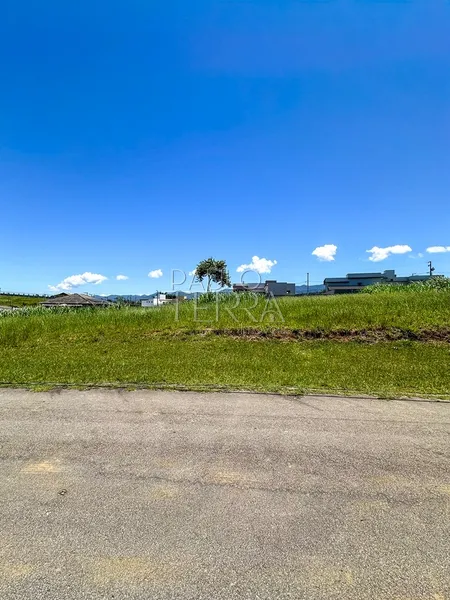 Terreno à Venda no Condomínio Village da Serra – Tremembé/SP: 1ª foto da galeria de imagens do imóvel