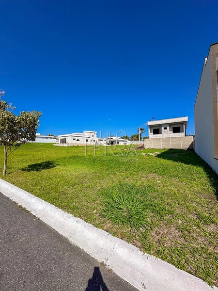 Terreno à venda no Condomínio Colinas do Sol em Tremembé | 250 m², plano e meio de quadra: 4ª foto da galeria de imagens do imóvel