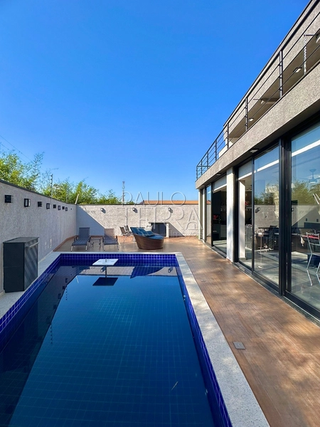 Sobrado no Condomínio Araucárias em Tremembé | 3 quartos sendo 2 suítes com closet, área gourmet integrada e piscina: 4ª foto da galeria de imagens do imóvel