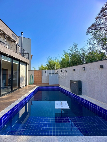 Sobrado no Condomínio Araucárias em Tremembé | 3 quartos sendo 2 suítes com closet, área gourmet integrada e piscina: 3ª foto da galeria de imagens do imóvel