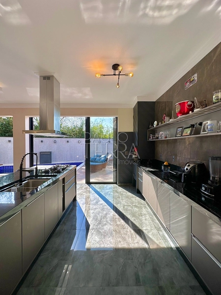 Sobrado no Condomínio Araucárias em Tremembé | 3 quartos sendo 2 suítes com closet, área gourmet integrada e piscina: 5ª foto da galeria de imagens do imóvel