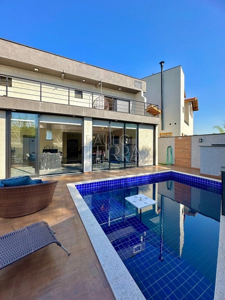 Sobrado no Condomínio Araucárias em Tremembé | 3 quartos sendo 2 suítes com closet, área gourmet integrada e piscina: 2ª foto da galeria de imagens do imóvel