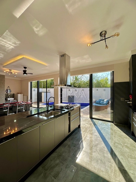 Sobrado no Condomínio Araucárias em Tremembé | 3 quartos sendo 2 suítes com closet, área gourmet integrada e piscina: 6ª foto da galeria de imagens do imóvel