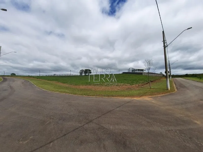 Terreno aclive de esquina no condomínio Village da Serra - Tremembé SP: 2ª foto da galeria de imagens do imóvel