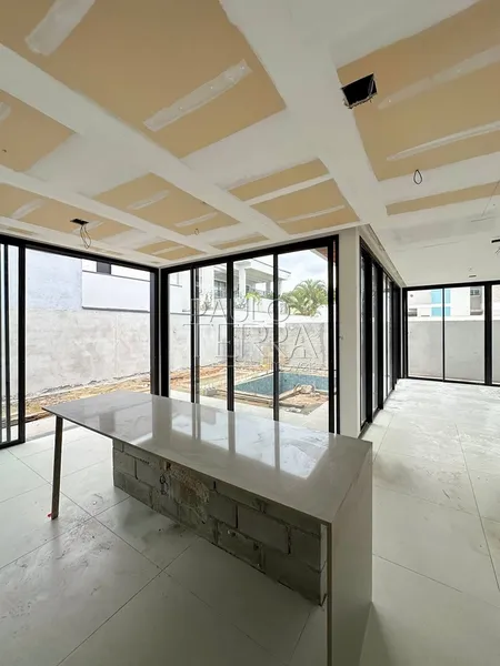 Sobrado à venda no Condomínio Ouroville em Taubaté | 4 suítes, piscina, área gourmet e vista para a Serra da Mantiqueira.: 6ª foto da galeria de imagens do imóvel