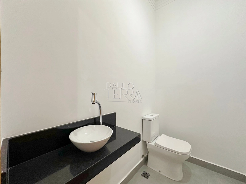 Casa em condomínio fechado em Tremembé por menos de R$ 1 milhão, com escritório, quintal para piscina e excelente padrão de acabamento.: 5ª foto da galeria de imagens do imóvel