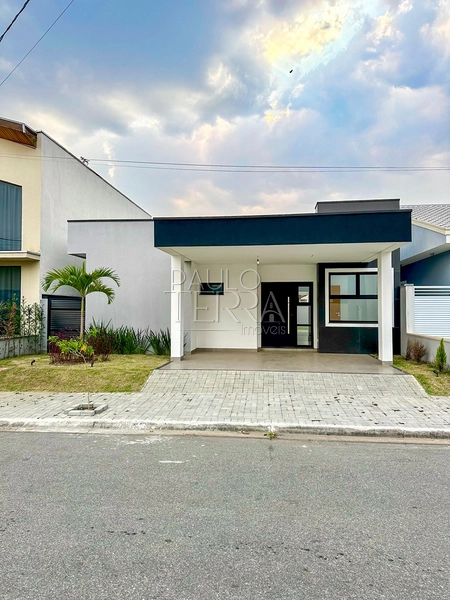 Casa em condomínio fechado em Tremembé por menos de R$ 1 milhão, com escritório, quintal para piscina e excelente padrão de acabamento.: 1ª foto da galeria de imagens do imóvel