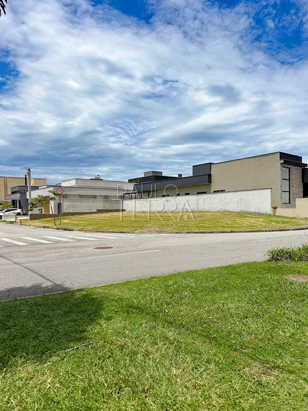 Terreno de esquina à venda no Condomínio Ouroville com 327 m², plano e com privacidade | Taubaté SP: 6ª foto da galeria de imagens do imóvel